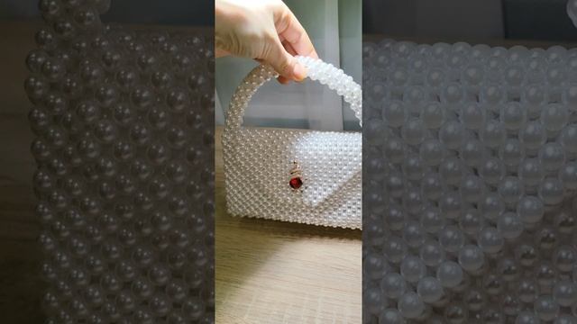 Сумочка из акриловых бусин ручной работы