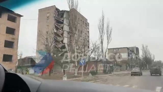 В Селидове, освобожденном от ВСУ,  многоэтажки сильно побиты, а некоторые дома и частично разрушены.