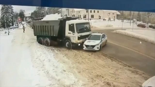 ‼️Водитель самосвала протаранил машину ДПС в подмосковном Лотошино‼️