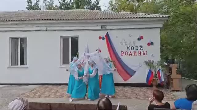 Разбросала косы русые береза