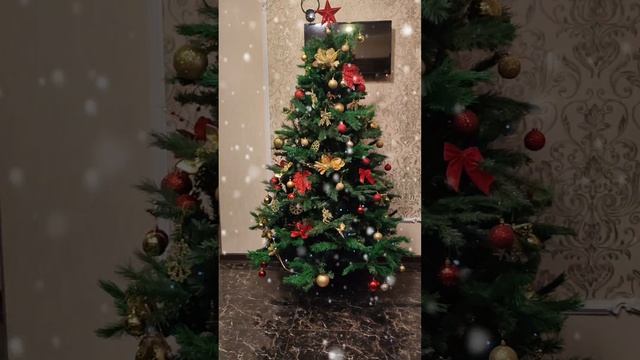 лайк Алиса наряжает с родителями елку игрушками дети с родителями