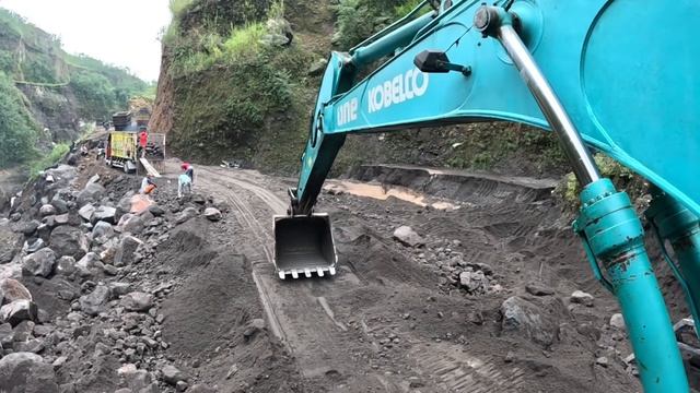 Строительство, экскаватор копает песок