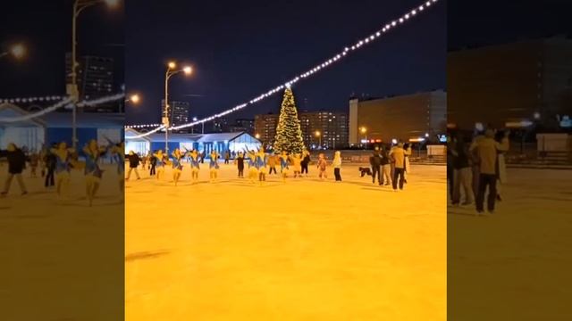 Сегодня в парке Маяковского открылся каток ⛸️

В будний день цена 300-350 рублей взрослый; 200-250 р
