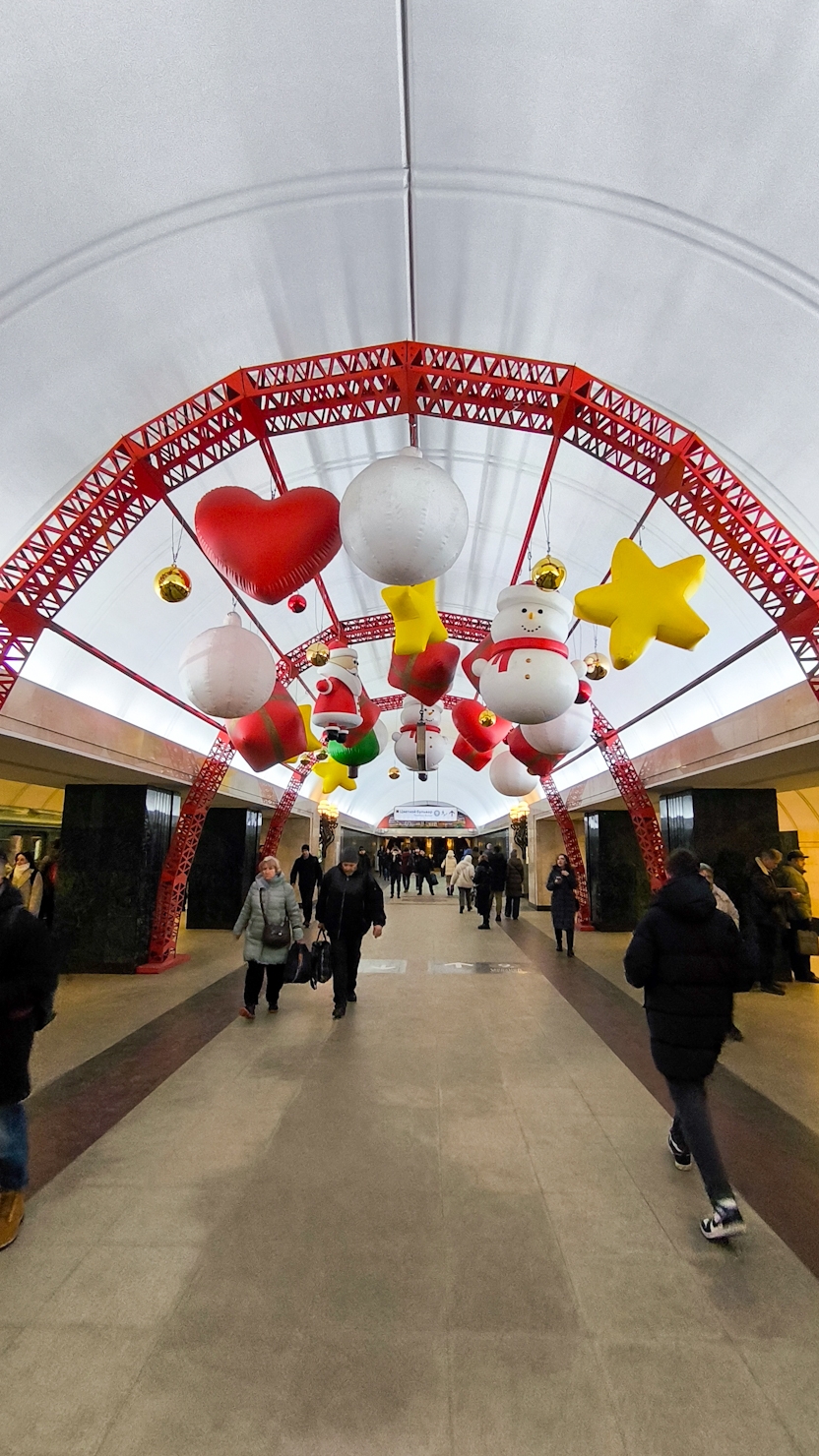 Москва. Станция метро Трубная. Новогоднее украшение.