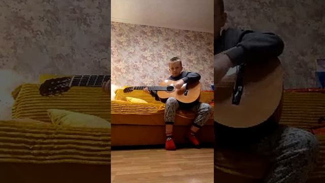 играю на гитаре