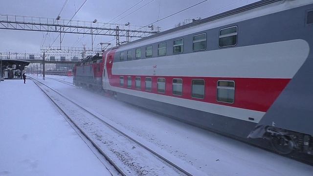 Электровоз ЭП20-011 (ТЧЭ-6) с поездом "Двухэтажный состав " №063Й/064Й Самара - Санкт-Петербург.