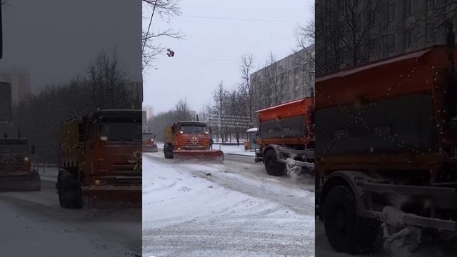 Нарядная снегоуборочная техника работает не покладая рук на Партизанской улице около Кунцево Плазы