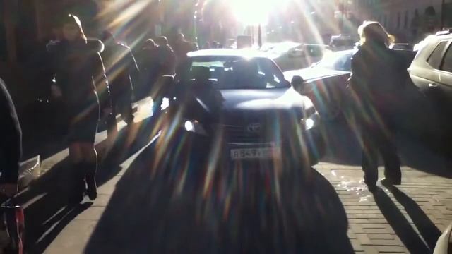 Автохам едет по тротуару в центре Петербурга