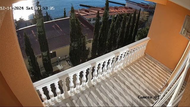 А в Алуште сейчас  + 12 и вот какая красота, а в Гагарине минус 4 и снег