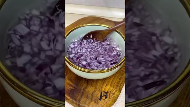 Фаршированные яйца кальмаром .mp4