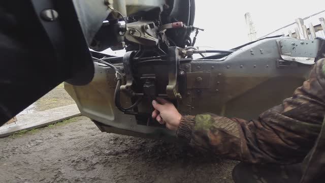 Более подробная информация о самодельном устройстве для гидроподъёма лодочного мотора.