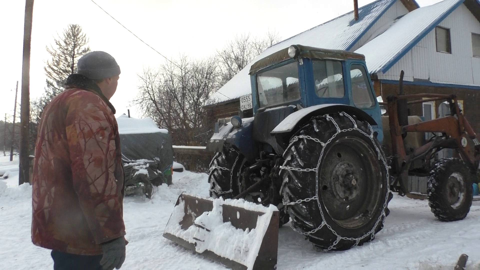 Трактор с цепями и без них. Сравнение .