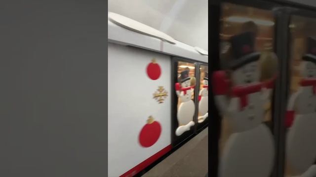 Новогодний состав курсирует по Кольцевой линии