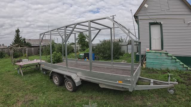 Собираю каркас и натягиваю тент на прицеп.
