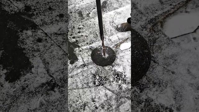 Как пешнёй пробить лёд на чёрном кругу ?)