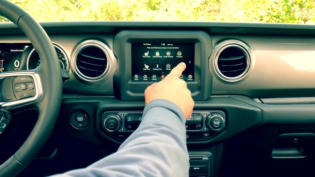 2018 Jeep Wrangler Unlimited Sahara (Sky 1-touch soft top)