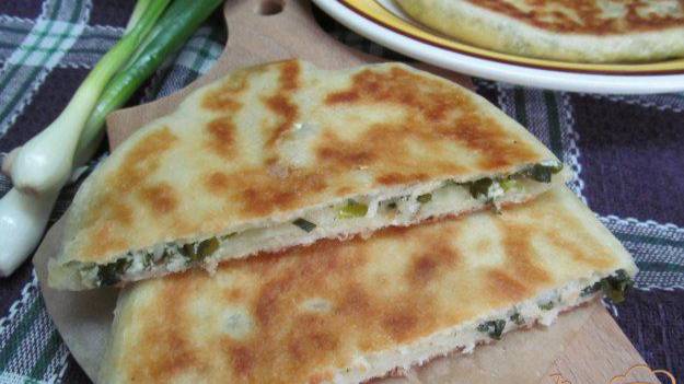 Лепешки с начинкой из зелени и творога