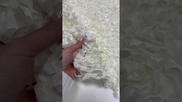 Сетка с 3D цветами в молочном оттенке