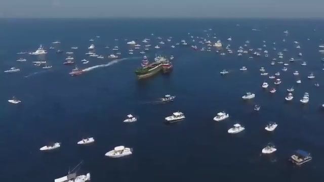 Трюмы заполнили железобетонными изделиями и проделали шесть отверстий в корпусе для затопления.