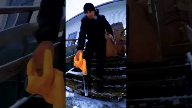Как подщистить крыльцо от снега ?)