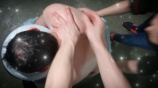 Массаж в четыре руки из положения пациента сидя.