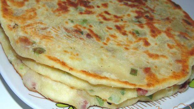 Лепешки с копченой колбасой и зеленым луком