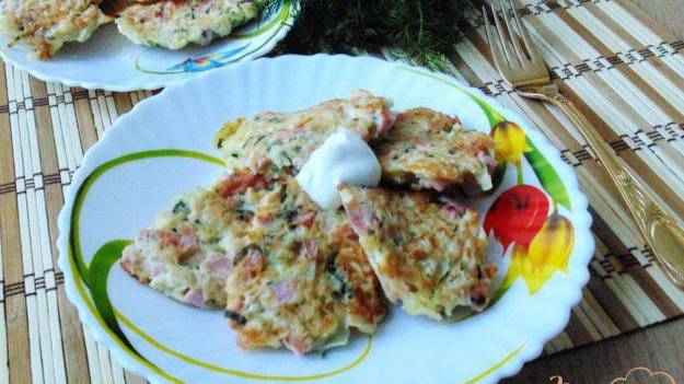 Оладьи из капусты с колбасой и сыром