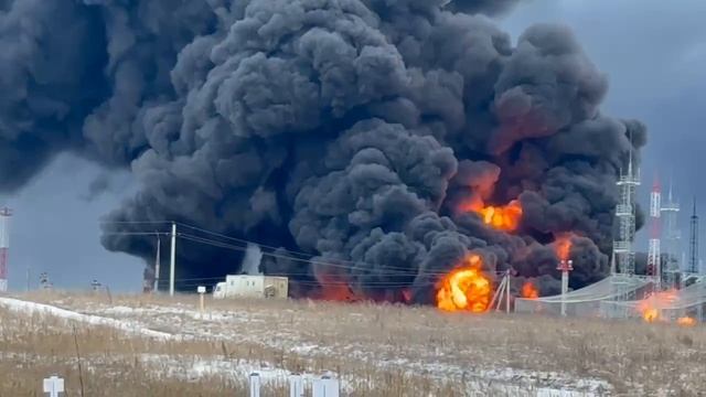 Пожар на нефтебазе в Орле, которую ночью атаковал БПЛА, не утихает, а лишь усиливается.
