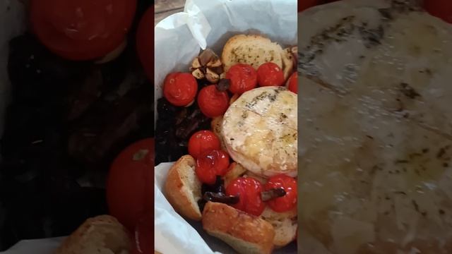 запечённый бри с опятами и черри