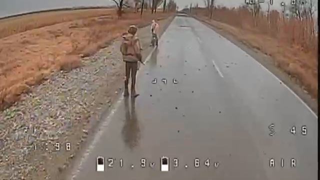 Поражение ФПВ-дроном замершего бойца