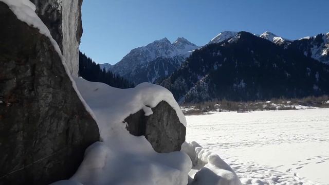 Толстый лёд  Озеро Иссык