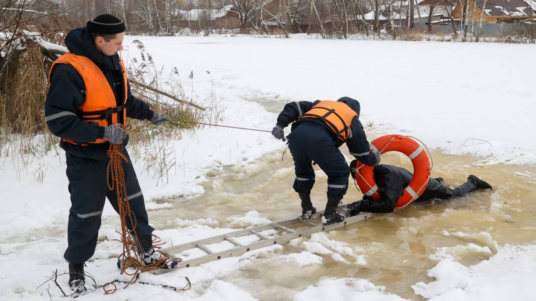 Любители зимней рыбалки оккупировали водоемы. МЧС России проводит профилактику несчастных случаев