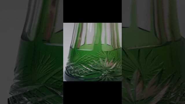 Графин изумрудного цвета