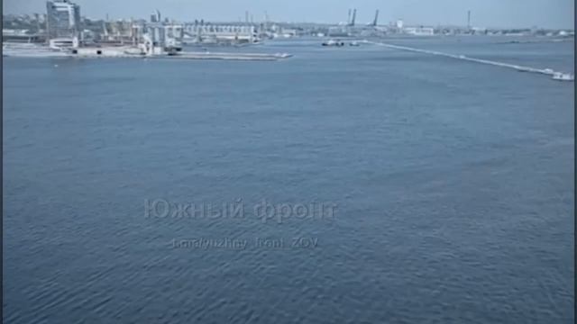 Ракетный удар рядом со средним разведывательным кораблем А505 «Симферополь» ВМС Украины в Одессе.