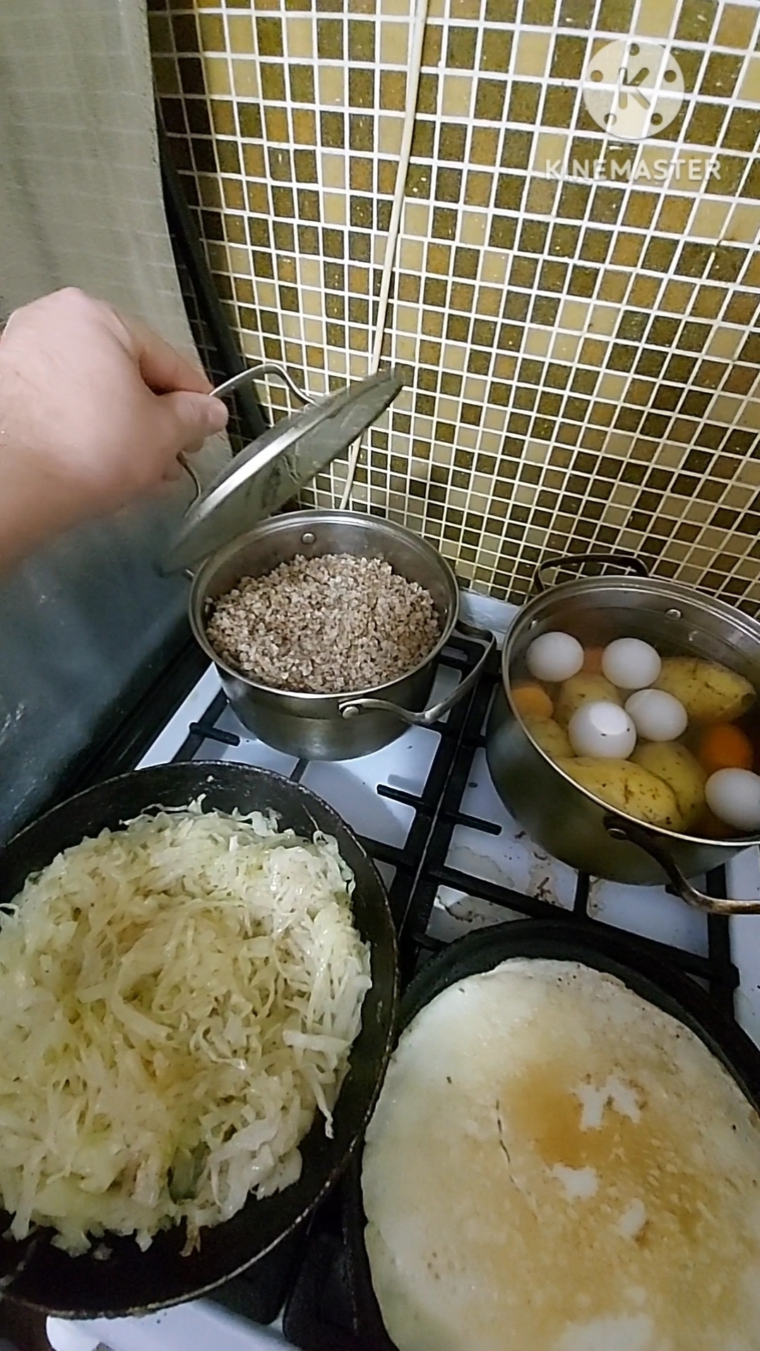Готовим семейный ужин😊Жарим блинчики/Приготовили гречу с котлетами и салат оливье🔥Засолили горбушу