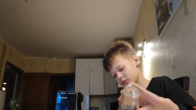 пью стакан воды и вилкой с секундомером