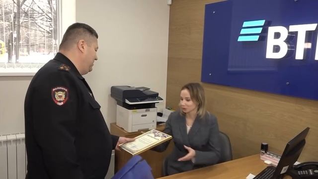👏Милое из Балашихи: там к сотруднице банка пришли полицейские с грамотой и цветами👏