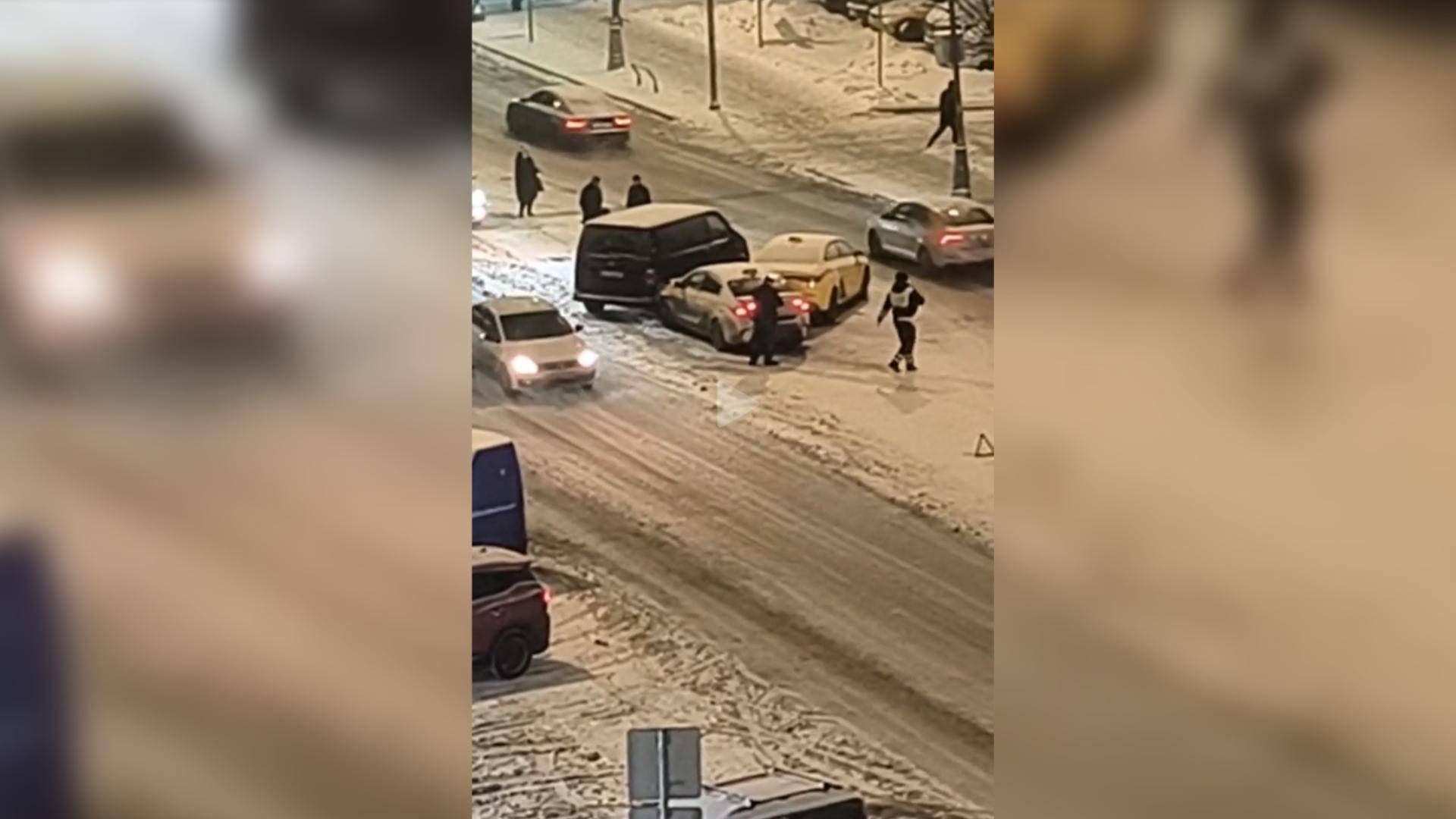 Массовое ДТП с такси в Москве попало на видео