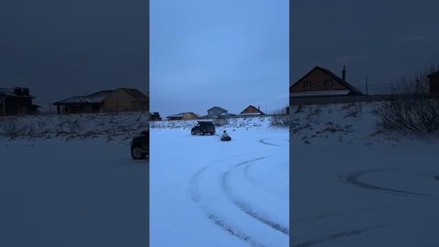 Катание на тюбинге по озеру.