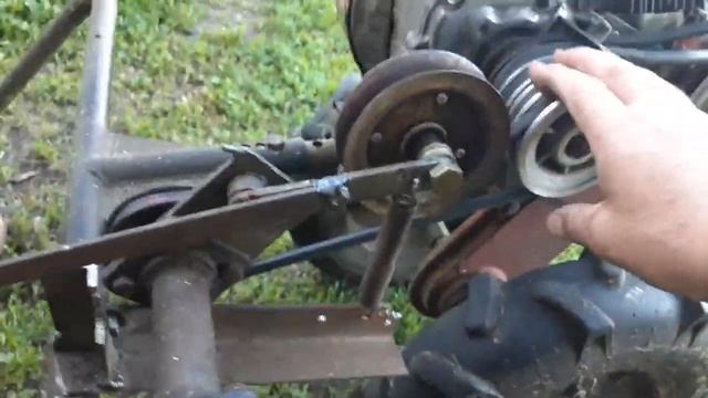 сделал надёжный натяжной ролик для роторной  косилки заря к мотоблоку.mp4