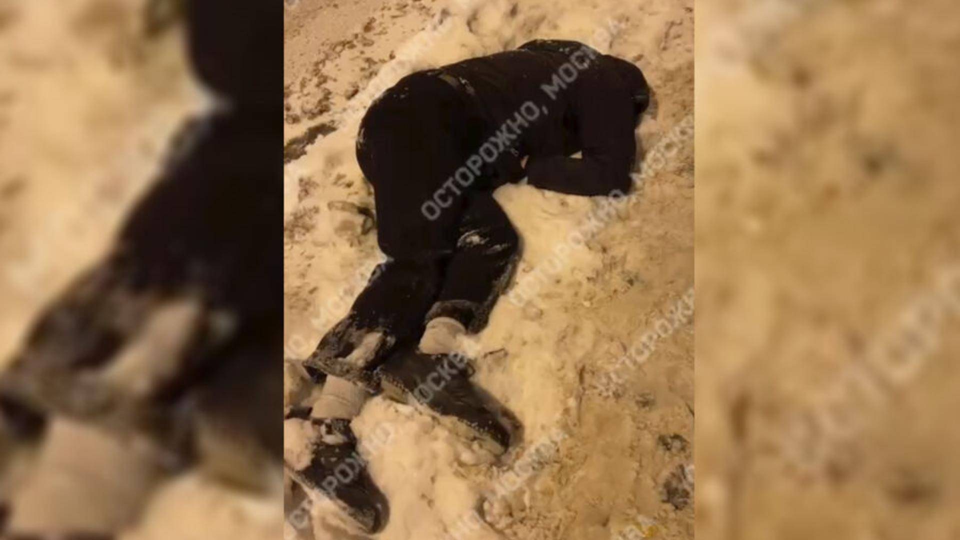 В Москве курьер на электровелосипеде сбил парня и сбежал, бросив его без сознания