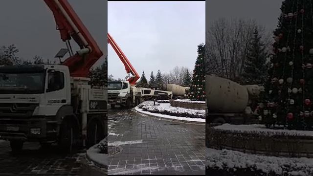 Аккуратная работа среди ёлок)))