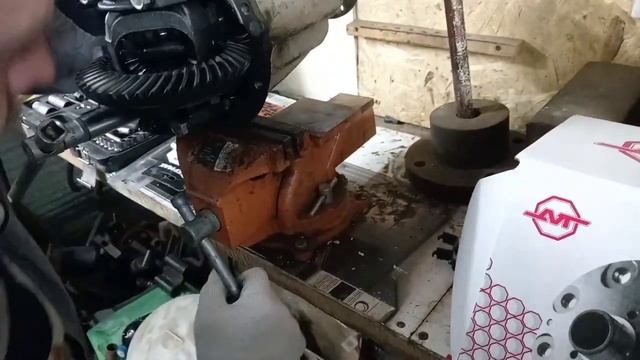 Установка винтового САМОБЛОКА от AVT в задний мост нивы тревел.mp4