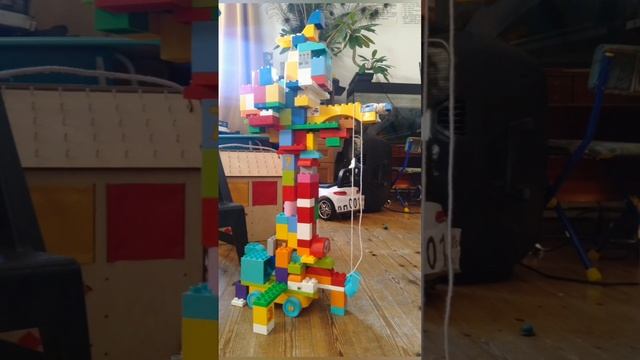 построил огромный кран из lego duplo