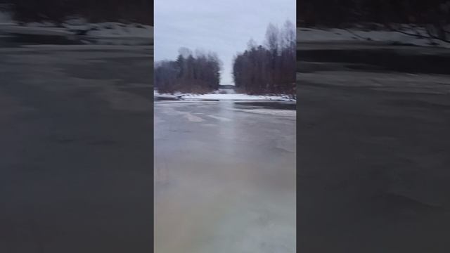 ГЭС сброс воды,зимой, проезда через протоку нет.