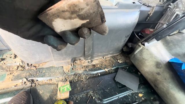 Нашел старинные вещи в старом японском автомобиле