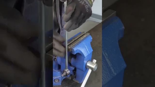 Делаем нужный инструмент из старой стойки стабилизатора.