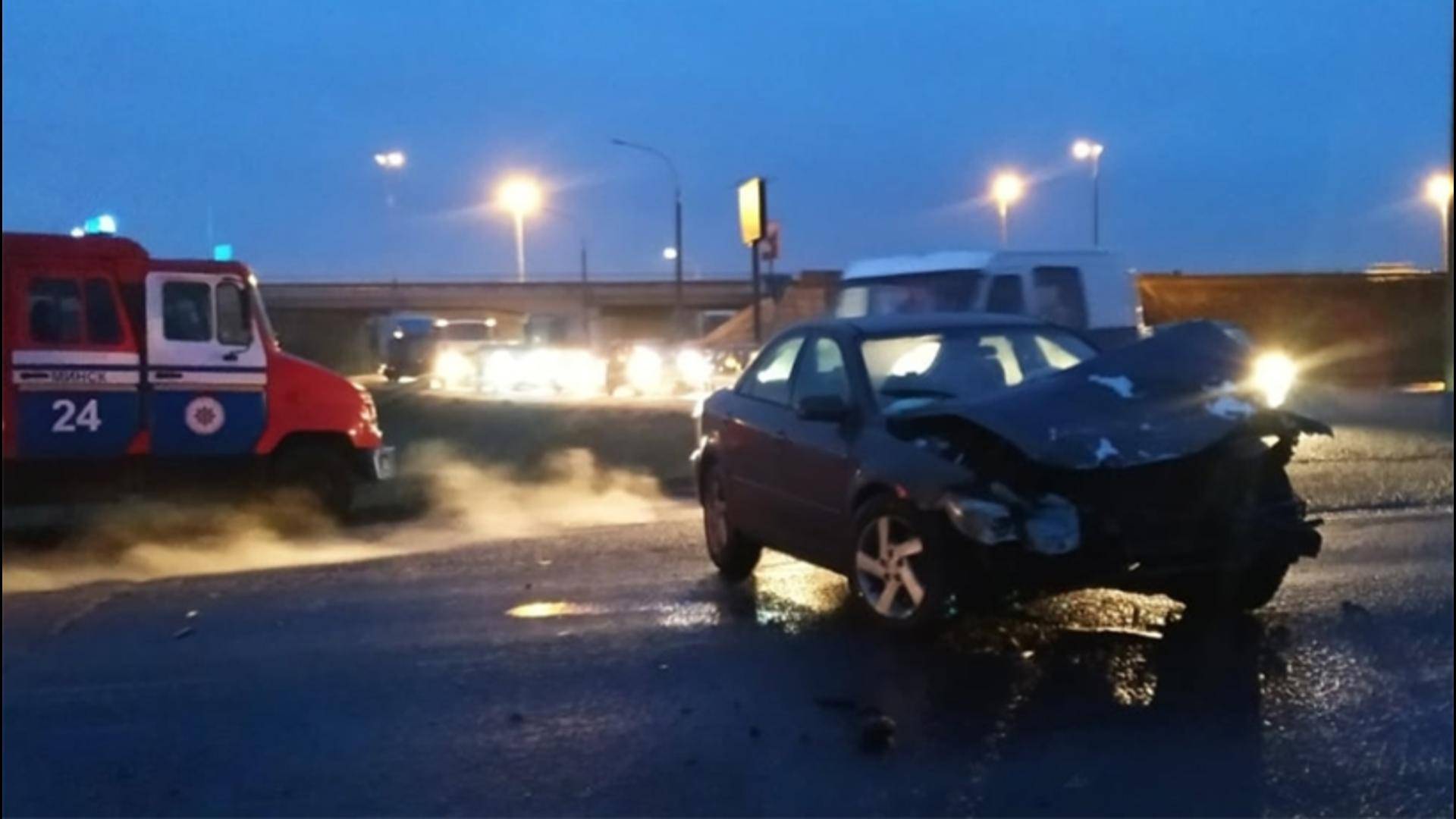 Появились фотографии Mazda с оторванной крышей после ДТП с грузовиком в Приморье