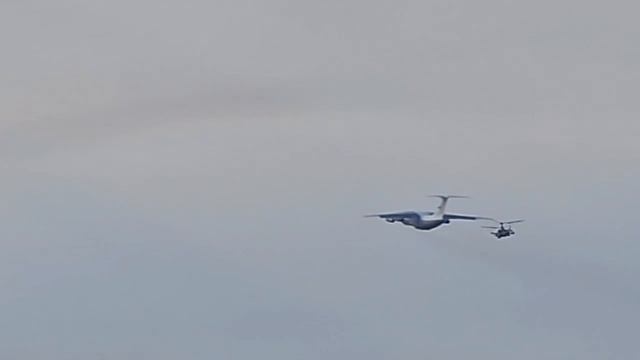 Ка-52 сопровождает Ил-76МД во время взлета с авиабазы Хмеймим.