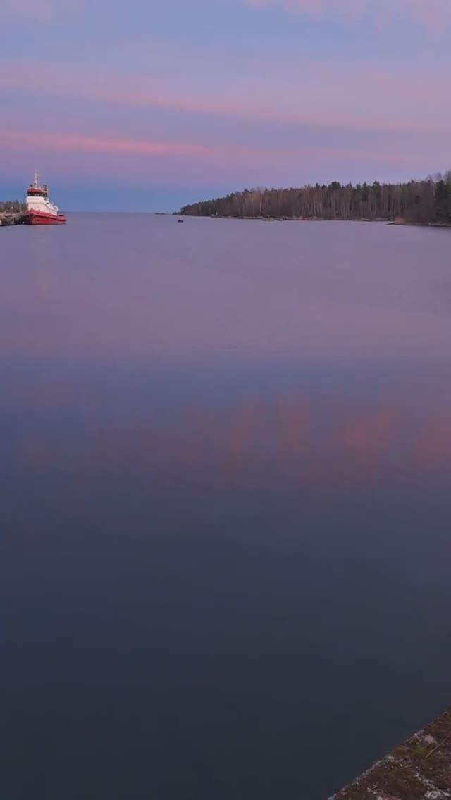 Кораблик. Скамейка мечтаний у моря. Живая атмосферная картинка. Место Швеция.